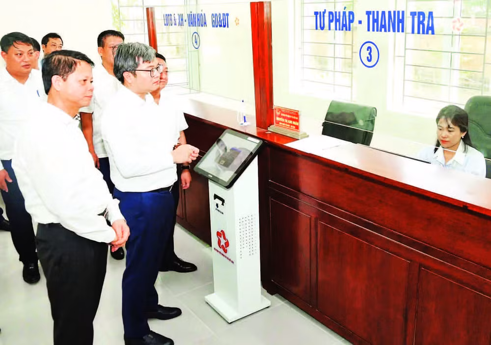 Lãnh đạo Ủy ban nhân dân thành phố Hà Nội kiểm tra cơ sở vật chất tại xã Yên Lãng mới. (Ảnh PHẠM HÙNG)