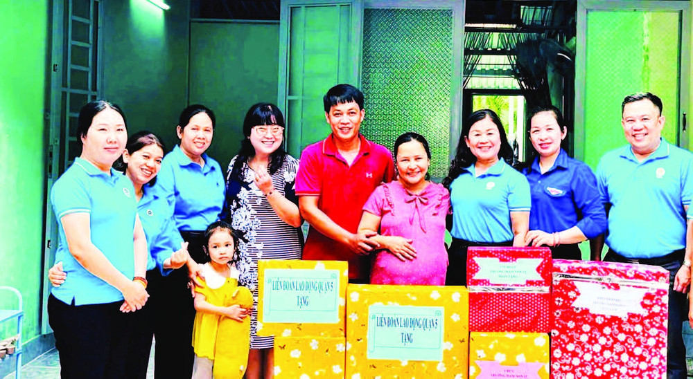 "Mái ấm công đoàn" được trao tặng cho gia đình chị Nguyễn Thị Thùy My là động lực để vợ chồng chị thêm niềm tin vươn lên trong cuộc sống.