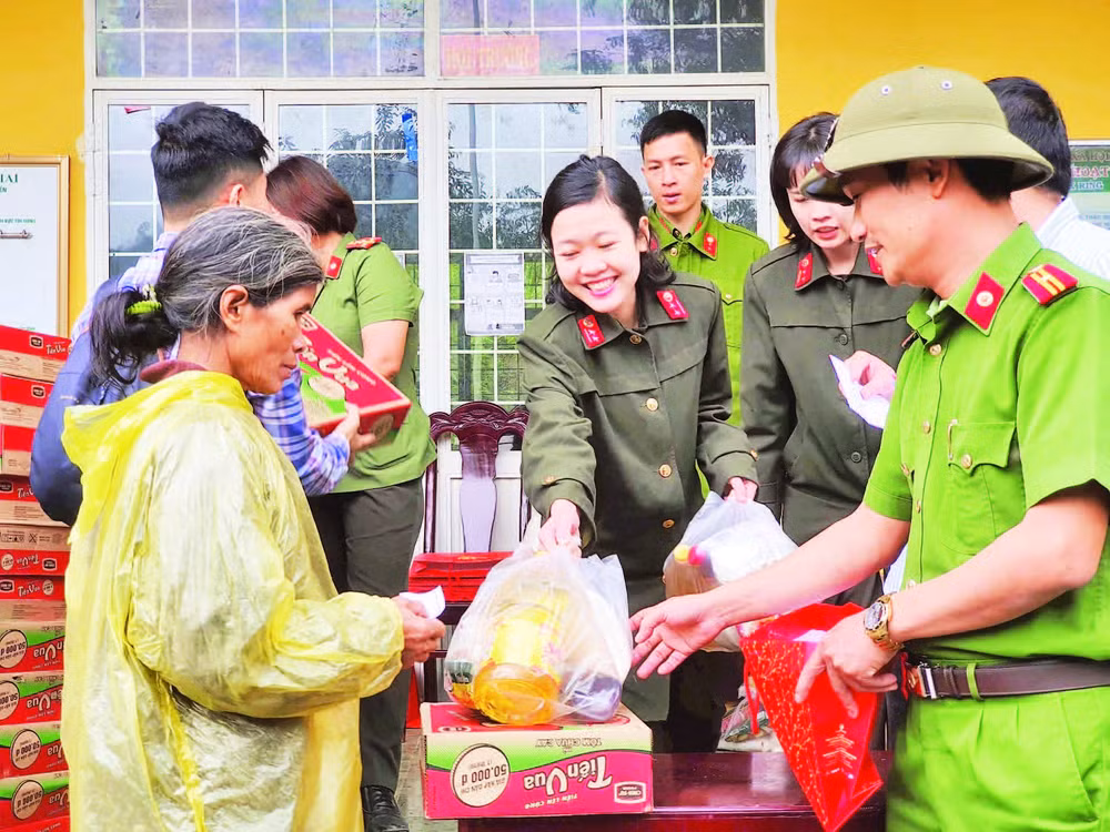 Chị Hồ Thị Khánh Vi (giữa) tham gia các hoạt động hỗ trợ nhân dân vùng sâu, vùng xa.