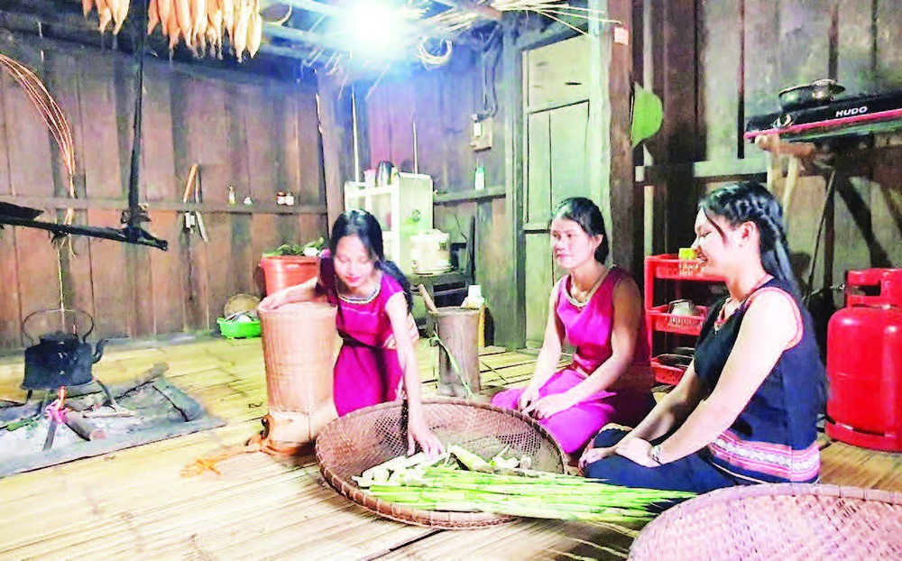 Phụ nữ Xơ Đăng chuẩn bị nguyên liệu để chế biến món Păng Chôh.