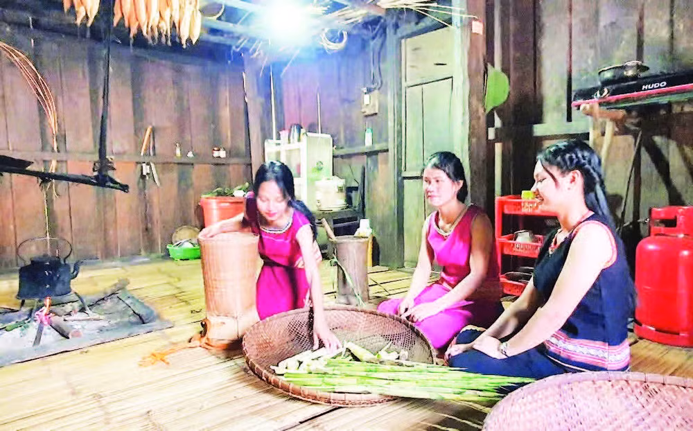 Phụ nữ Xơ Đăng chuẩn bị nguyên liệu để chế biến món Păng Chôh.