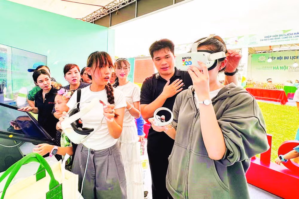 Các bạn đoàn viên thanh niên hướng dẫn mọi người tìm hiểu, trải nghiệm văn hóa Hà Nội trong không gian ảo.