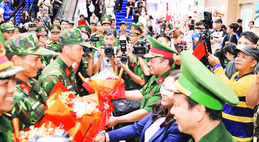 Phóng viên tác nghiệp tại ga Sài Gòn trong lễ tiễn đoàn cán bộ, chiến sĩ lên đường ra Hà Nội tham gia nhiệm vụ diễu binh, diễu hành A80. (Ảnh THẾ ANH)