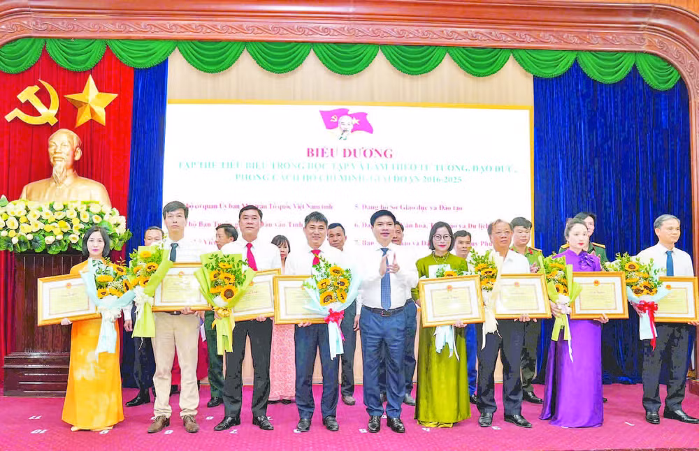 Biểu dương tập thể tiêu biểu trong học tập và làm theo tư tưởng, đạo đức, phong cách Hồ Chí Minh.