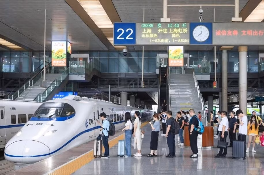 Hành khách xếp hàng lên chuyến tàu G8389 tại nhà ga ở thành phố Nam Kinh (Trung Quốc). (Ảnh Tân Hoa xã)