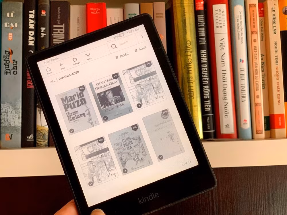 Ebook vi phạm bản quyền từng tồn tại ngang nhiên, nhiều người dễ dàng chia sẻ, tải về máy đọc sách. (Ảnh Hoàng Sơn)