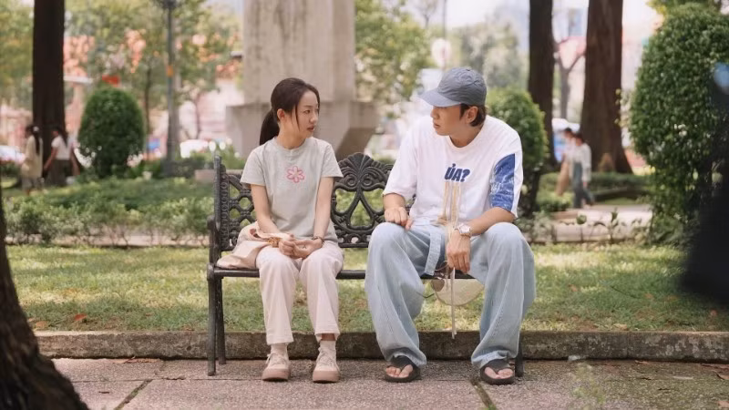 Theo chân hai nhân vật chính do Hoàng Hà và Lee Kwang Soo đóng, phim Tay anh giữ một vì sao giới thiệu nhiều địa điểm du lịch của Thành phố Hồ Chí Minh và Đà Lạt.