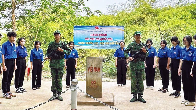 Đoàn viên, thanh niên xã Thiện Hưng tham gia chương trình "Tôi yêu Tổ quốc tôi".