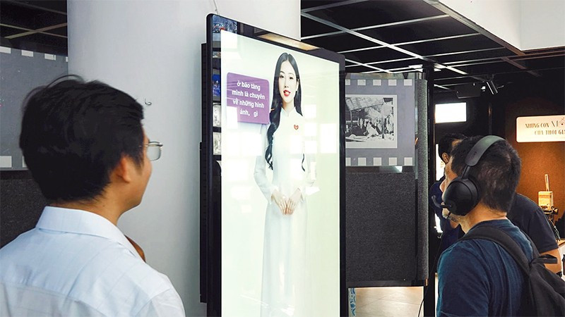 Du khách tham quan tại Nhà triển lãm số 158 đường Đồng Khởi, phường Sài Gòn - mô hình trưng bày bảo tàng công nghệ số tiên phong tại Việt Nam. (Ảnh MẠNH HẢO)