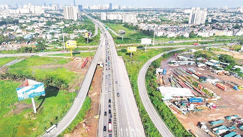 Tuyến cao tốc Thành phố Hồ Chí Minh-Long Thành-Dầu Giây thường xuyên ùn tắc vào những dịp cao điểm sẽ là trở ngại nếu Thành phố Hồ Chí Minh không sớm có phương án đầu tư hệ thống giao thông kết nối với sân bay Long Thành.