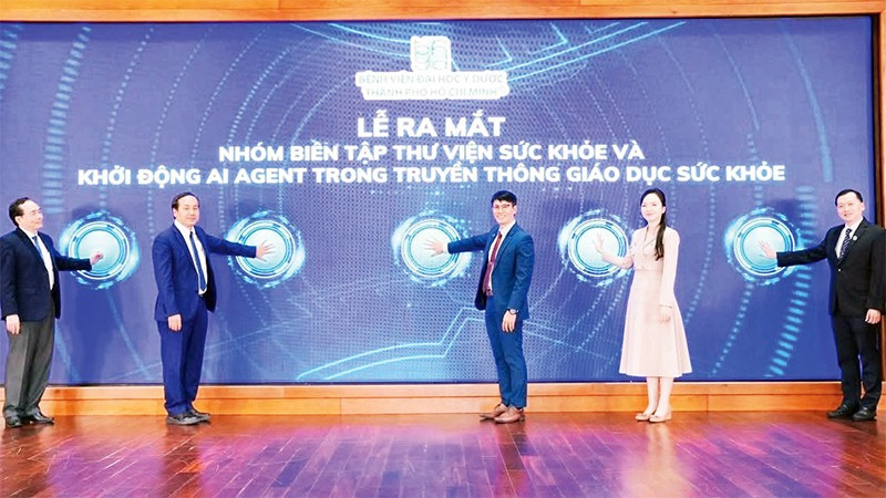 Lãnh đạo Bệnh viện Đại học Y dược Thành phố Hồ Chí Minh nhấn nút chính thức ra mắt Thư viện truyền thông sức khỏe.