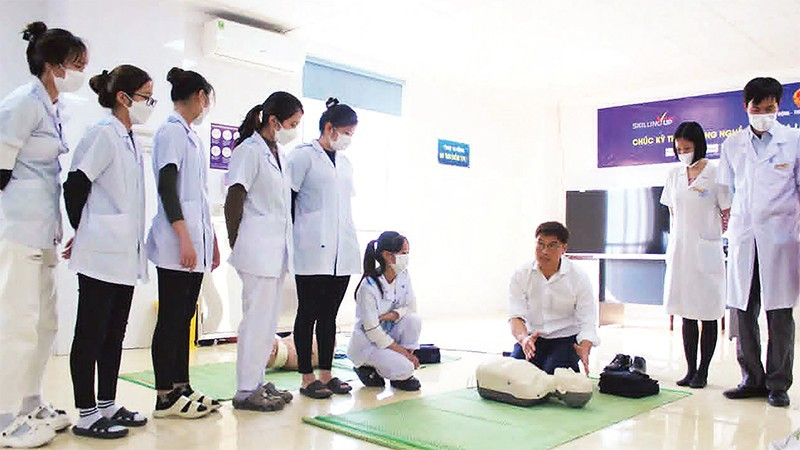 Chuyên gia nước ngoài hướng dẫn kỹ thuật chuyên sâu cho sinh viên Trường cao đẳng Y tế Thái Bình.