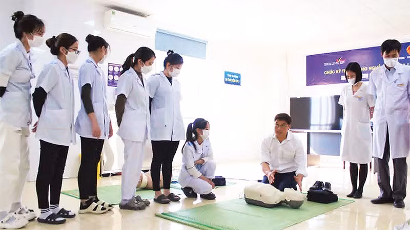 Chuyên gia nước ngoài hướng dẫn kỹ thuật chuyên sâu cho sinh viên Trường cao đẳng Y tế Thái Bình.