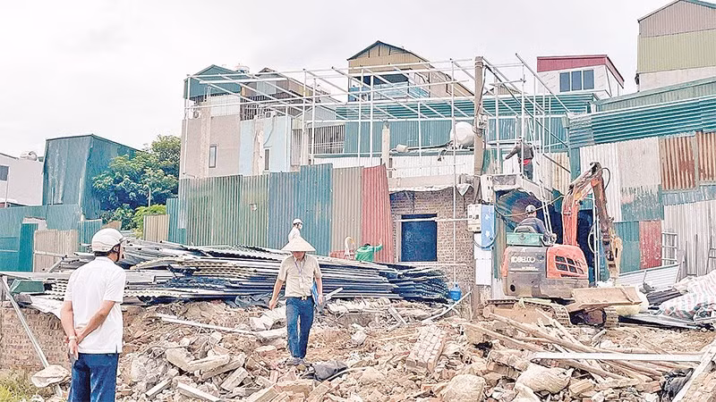 Lực lượng chức năng phường Khương Đình cưỡng chế công trình vi phạm đất đai, trật tự xây dựng.