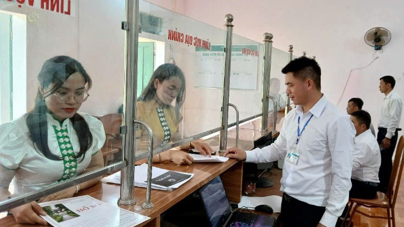 Người dân thực hiện dịch vụ công tại Trung tâm phục vụ hành chính công xã Ngọc Chiến.