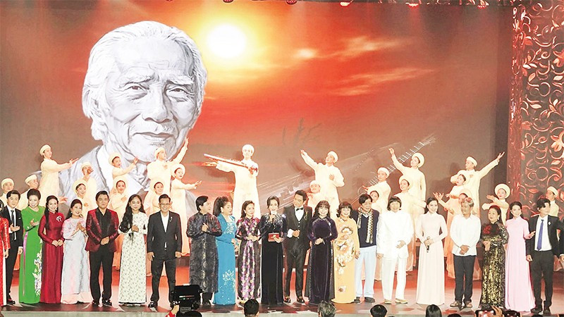 Các nghệ sĩ tham gia đêm tôn vinh soạn giả Viễn Châu ở xã Đất Đỏ.