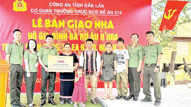 Công an tỉnh Đắk Lắk bàn giao nhà cho gia đình bà Rơ Âu H'Hra, xã Ea H'leo.