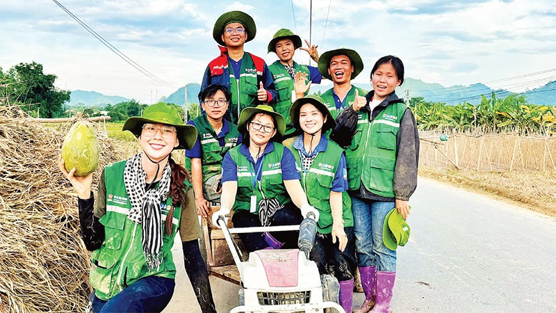 Hoa hậu Bảo Ngọc (ngoài cùng bên trái) dành nhiều thời gian và tâm huyết cho các dự án liên quan đến khí hậu.