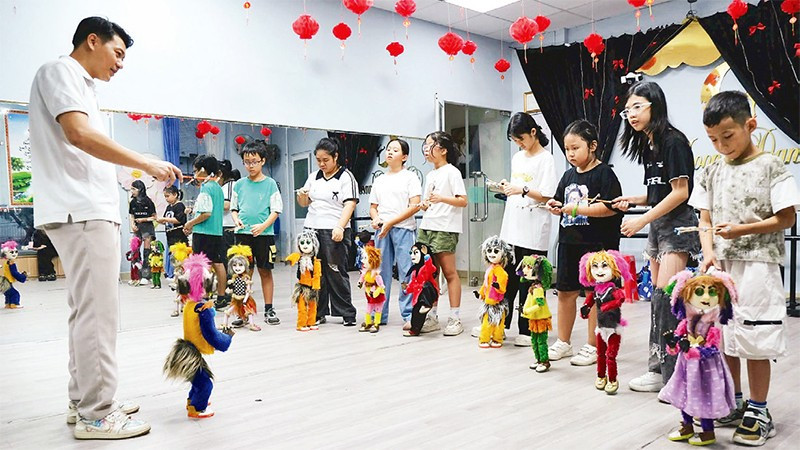 Lớp học múa rối dây miễn phí dành cho các em nhỏ của nghệ sĩ Trần Được.
