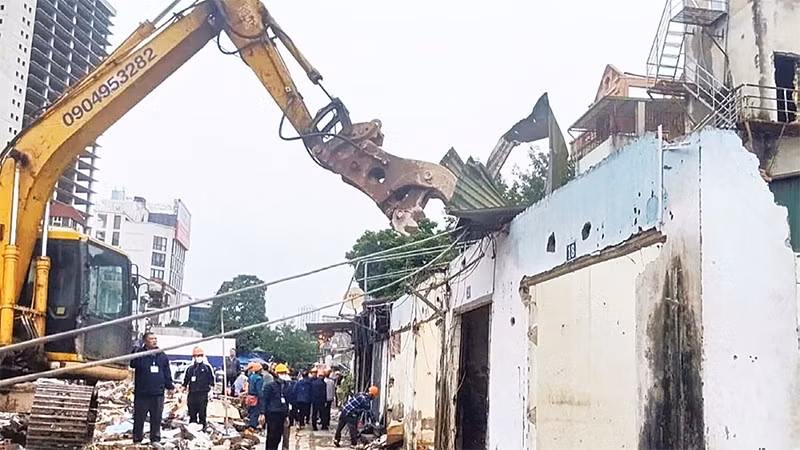 Lực lượng chức năng thực hiện cưỡng chế giải phóng mặt bằng tại khu vực thuộc dự án đường Vành đai 1, địa phận phường Ô Chợ Dừa, Hà Nội).