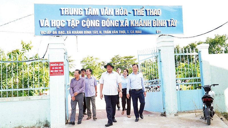 Lãnh đạo tỉnh Cà Mau kiểm tra cơ sở vật chất chuẩn bị vận hành xã mới tại huyện Trần Văn Thời. (Ảnh HỮU TÙNG)