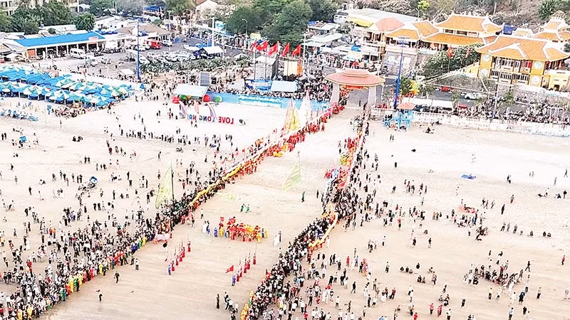 Lễ rước long vị từ biển vào dinh.