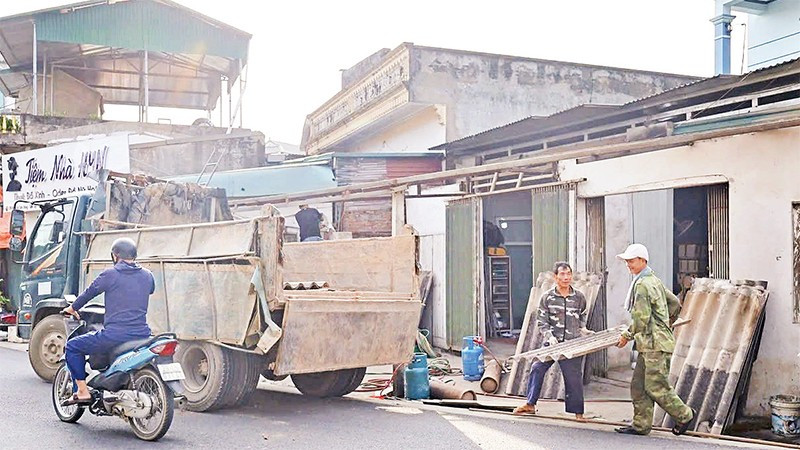 Người dân tự nguyện tháo dỡ bàn giao mặt bằng cho dự án nâng cấp, cải tạo tuyến tỉnh lộ 418.
