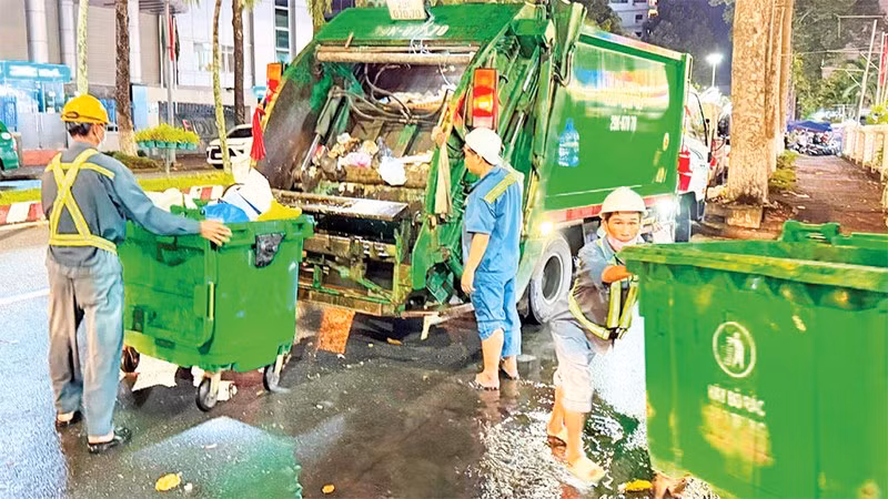 Đội thu gom, vận chuyển rác làm việc ngay cả những lúc trời mưa gió.