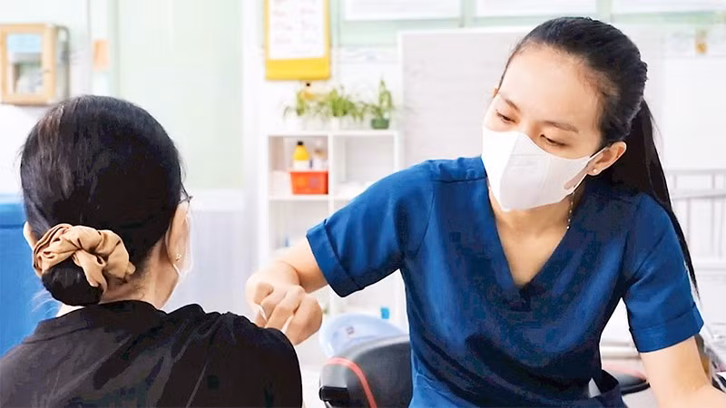 Người dân tiêm phòng viêm não mô cầu tại CDC Cần Thơ.