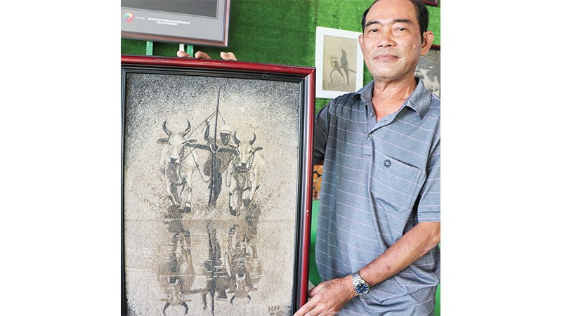 Ông Nguyễn Hoàng Nam và bức tranh "Đua bò Bảy Núi".