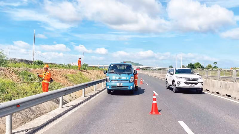 Nhân viên duy tu, bảo dưỡng làm việc trên đường cao tốc Vĩnh Hảo-Phan Thiết.