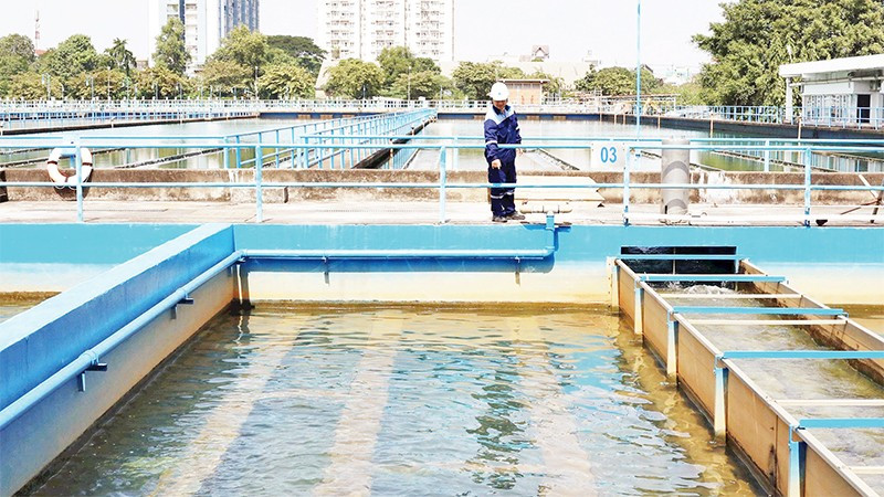 Nhà máy nước Thủ Đức lấy nguồn nước thô từ sông Đồng Nai, đồng thời là “trung tâm điều tiết” áp lực, cung cấp nước sinh hoạt chính cho Thành phố Hồ Chí Minh.