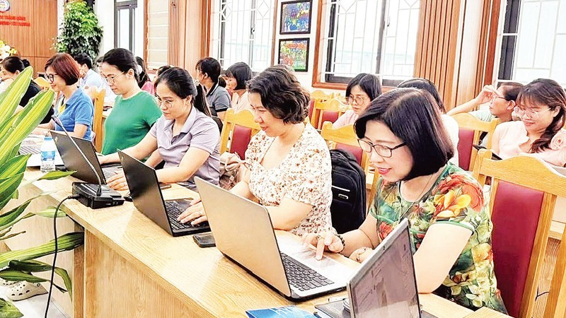 Giáo viên các trường ở Hà Nội tham gia bồi dưỡng ứng dụng AI.