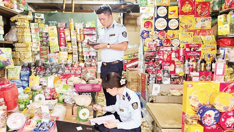 Lực lượng Quản lý thị trường Hà Nội kiểm tra các sản phẩm bánh trung thu, bánh kẹo bày bán trên thị trường.