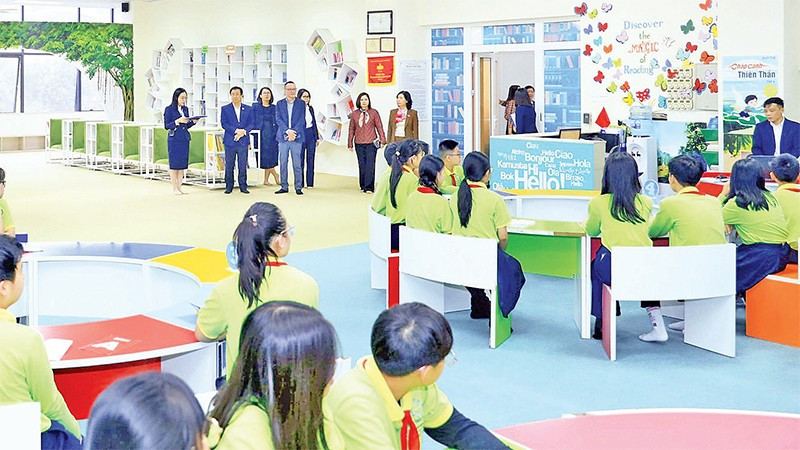 Đoàn giám sát của Hội đồng nhân dân thành phố Hà Nội khảo sát thực tế tại Trường trung học cơ sở Thanh Xuân.