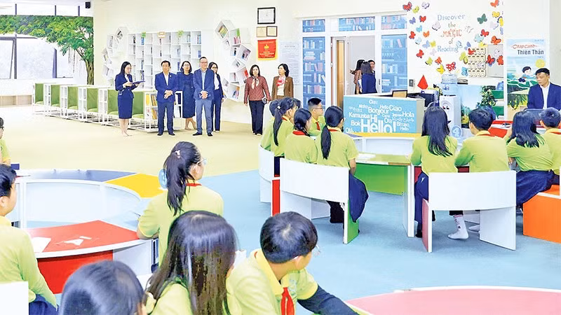 Đoàn giám sát của Hội đồng nhân dân thành phố Hà Nội khảo sát thực tế tại Trường trung học cơ sở Thanh Xuân.