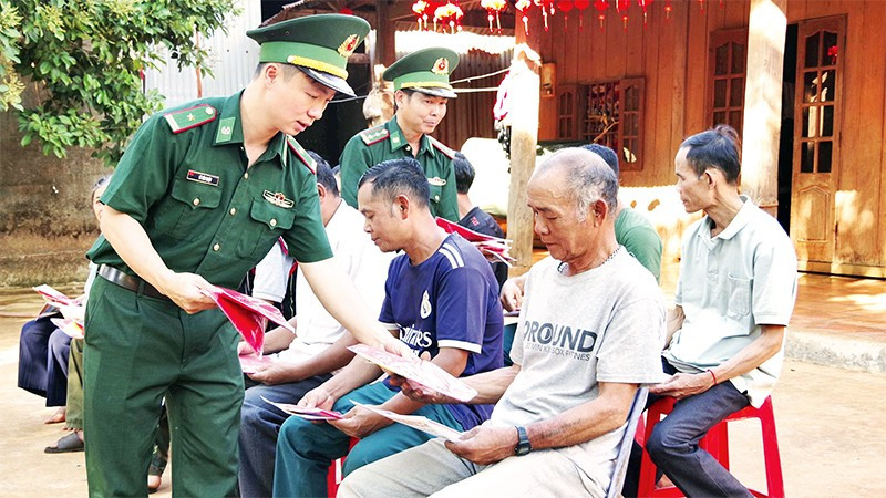 Cán bộ, chiến sĩ Đồn Biên phòng Đắk Ơ tuyên truyền, vận động nhân dân trên tuyến biên giới tỉnh Đồng Nai chấp hành nghiêm quy chế biên giới.