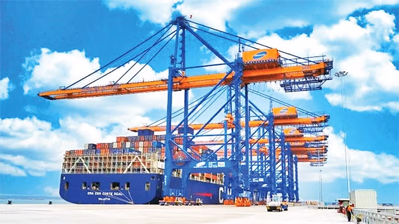 Xuất nhập khẩu hàng hóa tăng trưởng góp phần tăng thu ngân sách nhà nước. Trong ảnh: Vận chuyển hàng hóa tại Cảng Cái Mép-Thị Vải, Thành phố Hồ Chí Minh. (Ảnh THẾ ANH)