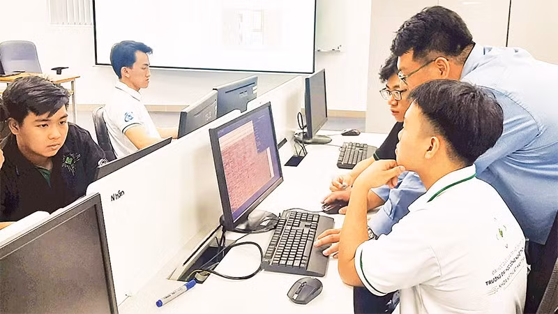 Sinh viên Trường đại học Công nghệ thông tin (Đại học Quốc gia Thành phố Hồ Chí Minh) trong giờ thực hành thiết kế vi mạch.