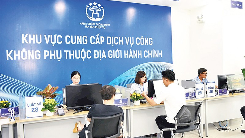 Thành phố Hà Nội đang tích cực chuyển đổi số mạnh mẽ trong thực hiện các thủ tục hành chính.