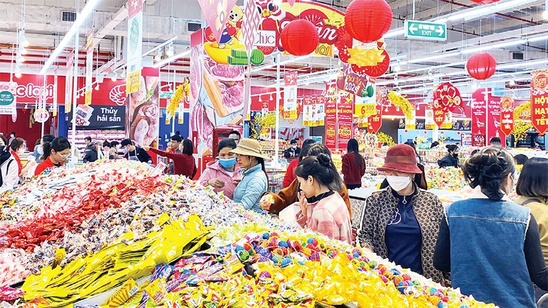 Người dân mua sắm hàng Tết tại siêu thị GO! Thăng Long.