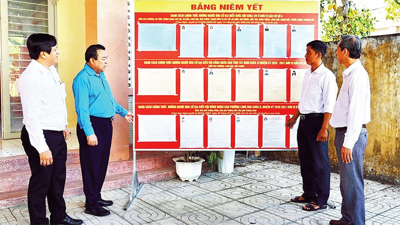 Phó Bí thư Tỉnh ủy, Trưởng Đoàn đại biểu Quốc hội tỉnh Tây Ninh Phạm Hùng Thái (áo xanh) khảo sát, kiểm tra tiến độ công tác chuẩn bị bầu cử đại biểu Quốc hội khóa XVI và đại biểu HĐND các cấp nhiệm kỳ 2026-2031 trên địa bàn phường Long Hoa.