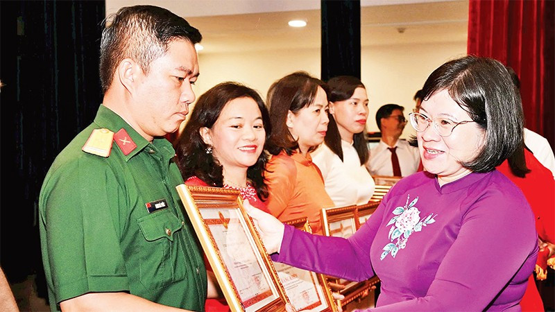 Đồng chí Văn Thị Bạch Tuyết, Phó Bí thư Thành ủy Thành phố Hồ Chí Minh tặng Bằng khen cho các tập thể có thành tích xuất sắc trong phong trào thi đua “Dân vận khéo” năm 2025. (Ảnh QUỐC THANH)
