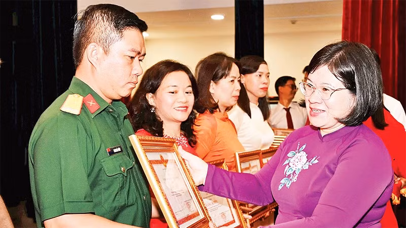 Đồng chí Văn Thị Bạch Tuyết, Phó Bí thư Thành ủy Thành phố Hồ Chí Minh tặng Bằng khen cho các tập thể có thành tích xuất sắc trong phong trào thi đua “Dân vận khéo” năm 2025. (Ảnh QUỐC THANH)