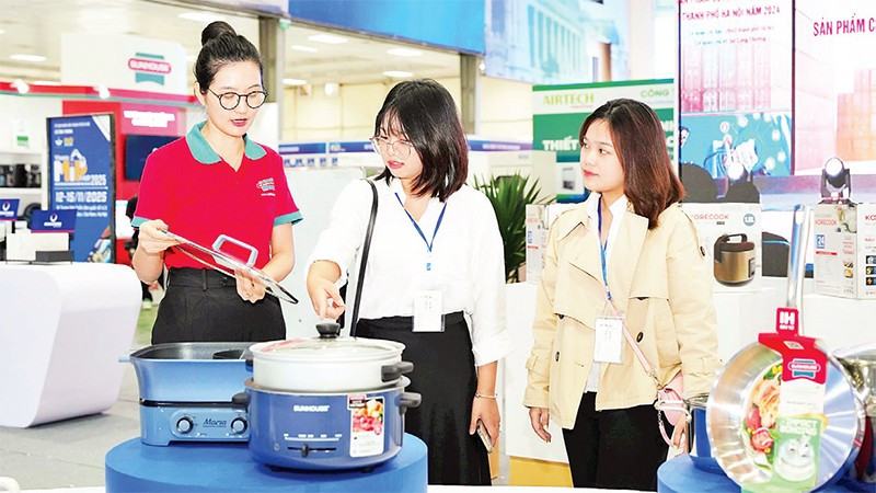 Khách hàng tìm hiểu sản phẩm tại Hội chợ triển lãm sản phẩm công nghiệp chủ lực Thành phố Hà Nội năm 2025.