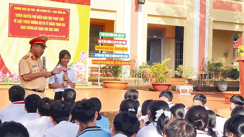 Lực lượng Cảnh sát giao thông Công an tỉnh Đồng Nai tuyên truyền kỹ năng tham gia giao thông an toàn cho học sinh.