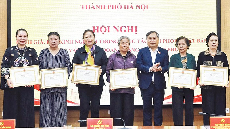 Chủ tịch Ủy ban nhân dân thành phố Hà Nội Vũ Đại Thắng tặng bằng khen cho các cá nhân và hộ gia đình thực hiện tốt công tác giải phóng mặt bằng đường Vành đai 1, đoạn Hoàng Cầu-Voi Phục.