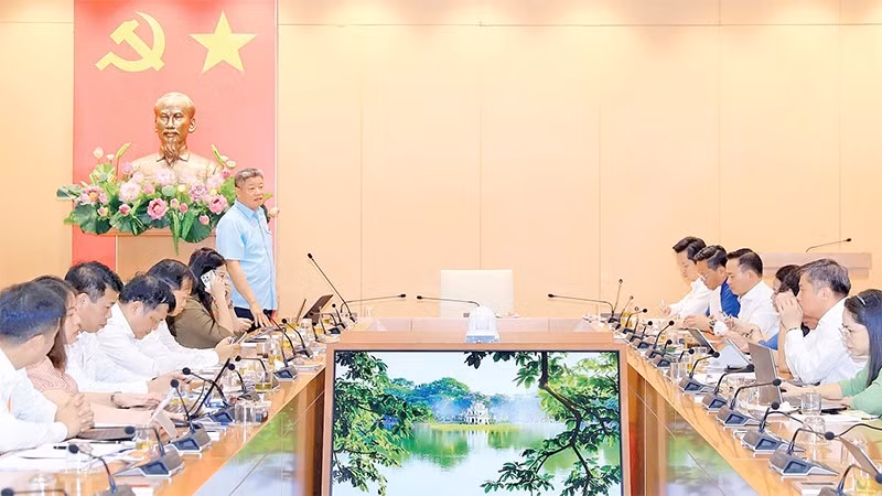 Đại biểu Hội đồng nhân dân thành phố họp thảo luận tại tổ về các vấn đề kinh tế-xã hội.