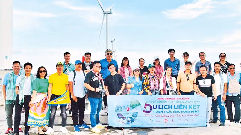 Các dự án điện gió ngoài khơi ở vùng biển Vĩnh Hậu không chỉ đem lại nguồn năng lượng sạch, còn là điểm du lịch sôi động, hấp dẫn du khách.