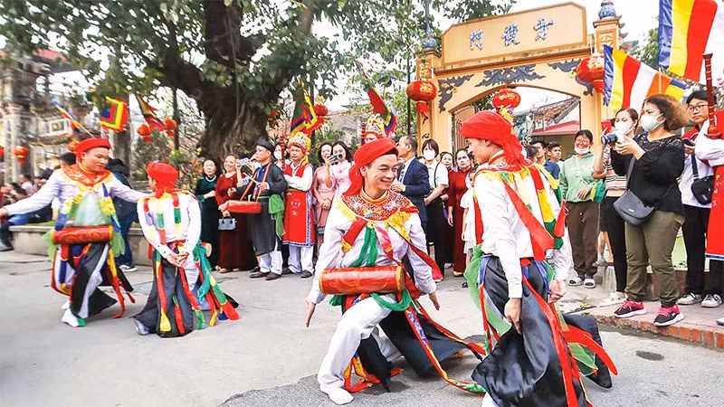 Nét độc đáo của điệu múa con đĩ đánh bồng ở Triều Khúc (xã Thanh Liệt).